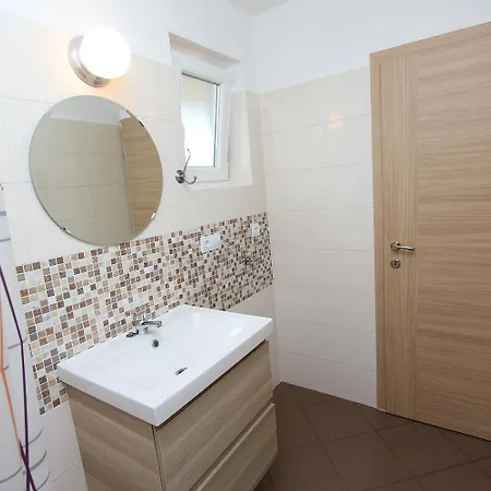 Helles Mit Idyllischem Grillplatz, Babybett, Privatparkplatz Apartman Rovinj